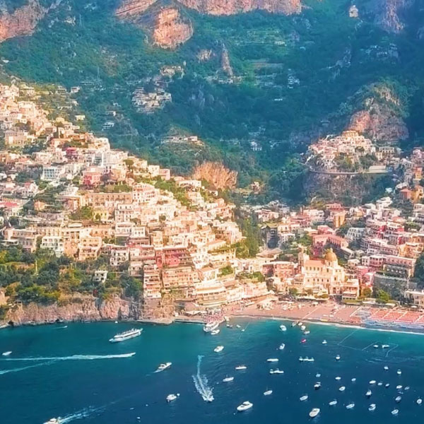 太陽に照らされたアマルフィ海岸の街